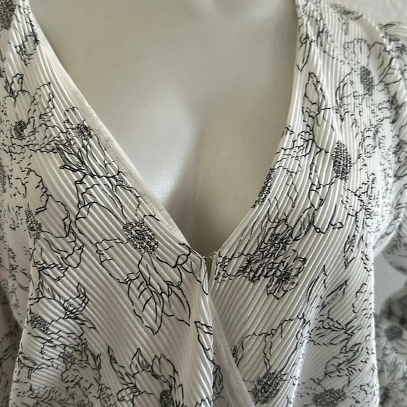 NWT ASTR The Label long sleeve Surplice Wrap Top - Picture 5 of 8